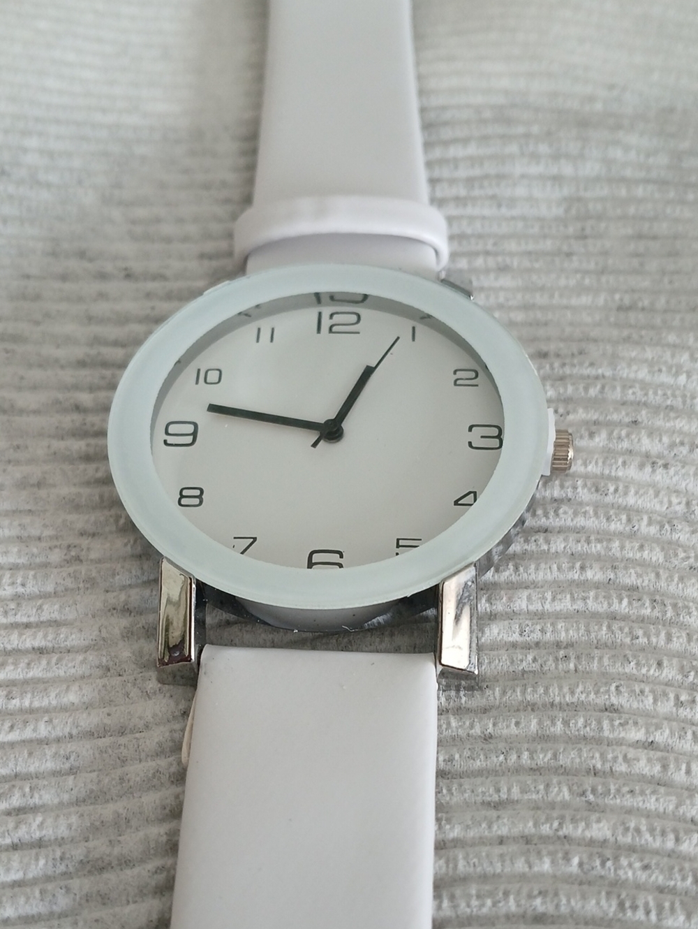 Minimalist White Silicone Strap Watch - Clean Dial